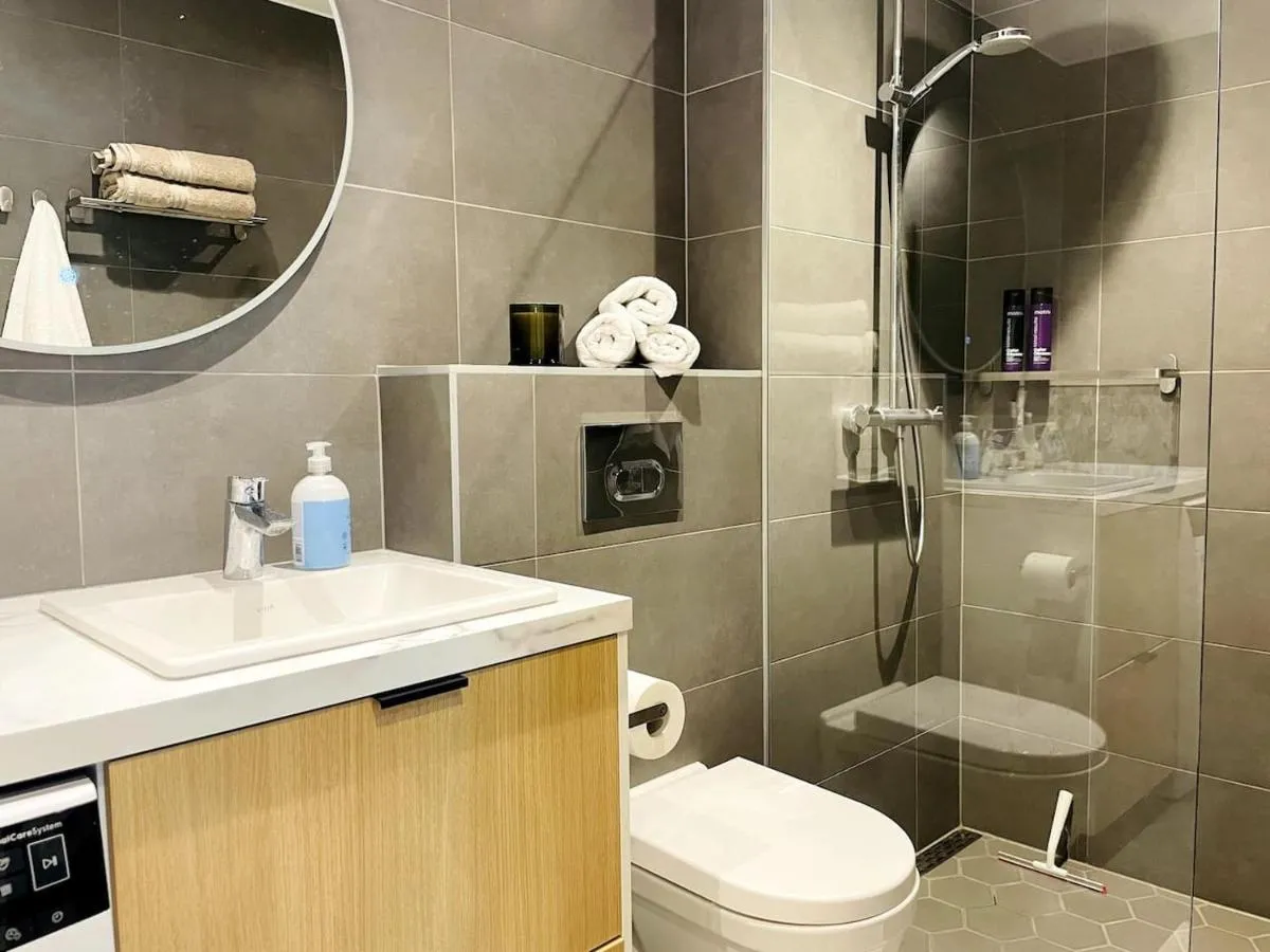 Image 4 of Luxury Designer Suite