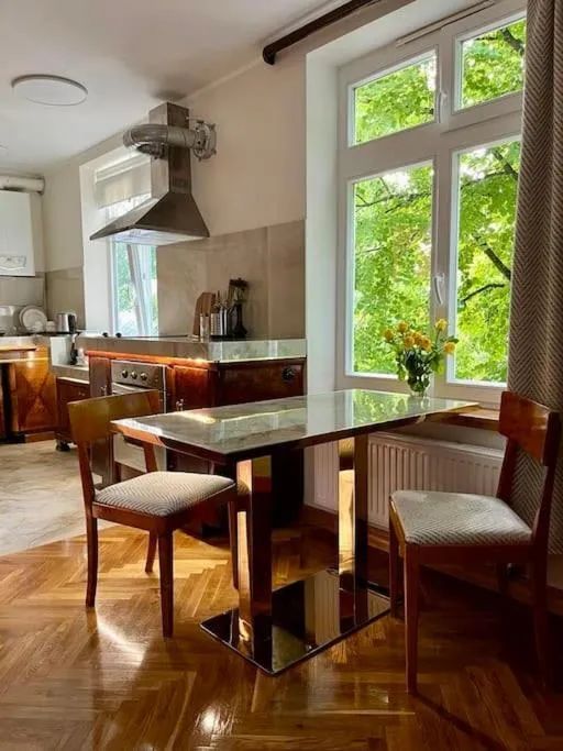 Image 3 of Vintage studio apartment