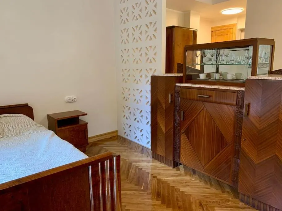 Image 2 of Vintage studio apartment