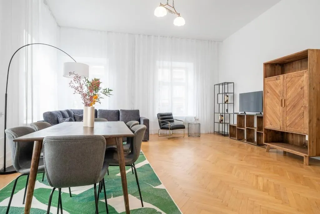 Image 4 of 2BR 98m2 apartment in Old Town with View and Free Parking!