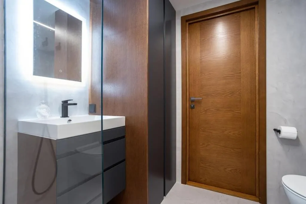Image 2 of Amazing apartment with epic lake view!