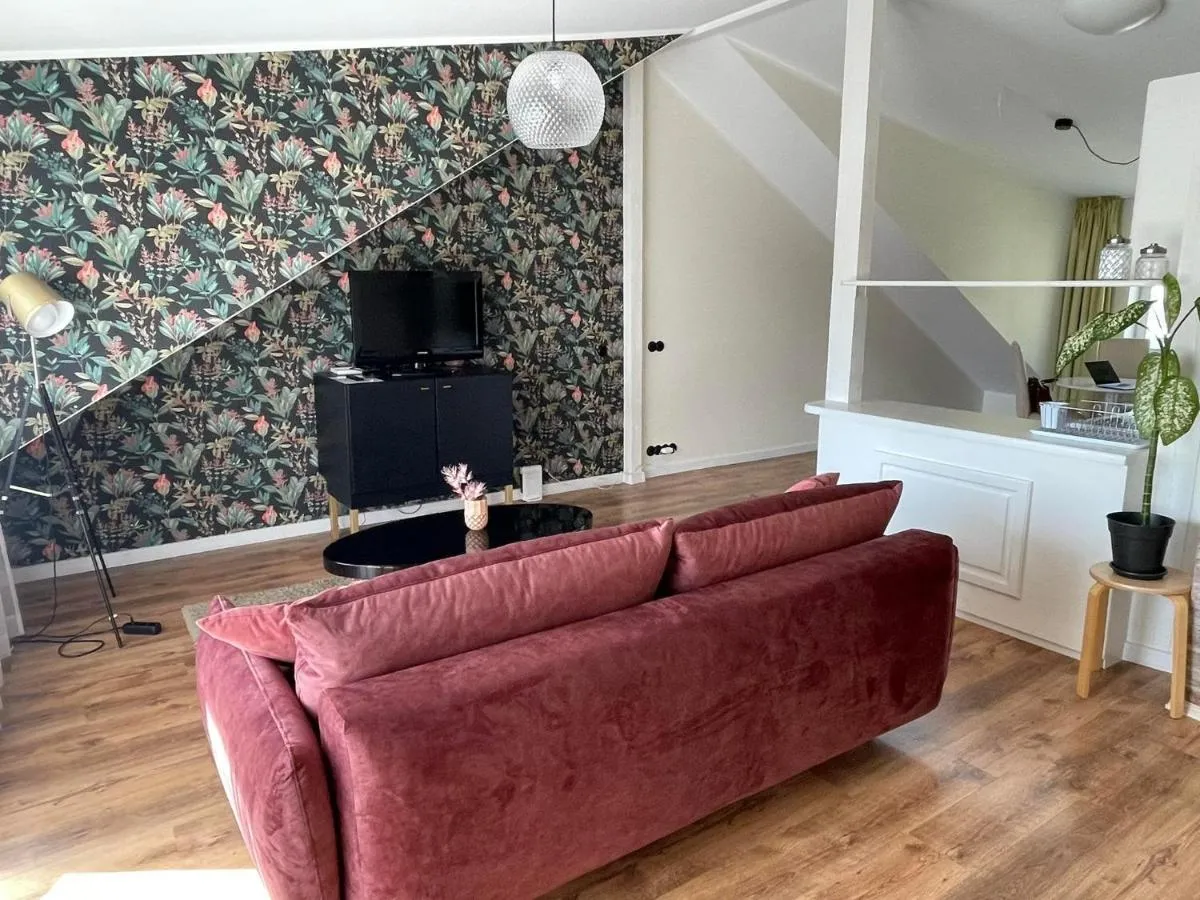 Image 4 of Central 1-bedroom Apartment with Bath & Balcony