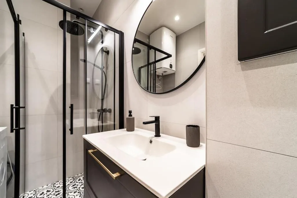 Image 2 of Exclusive apartment in city center plus free parking