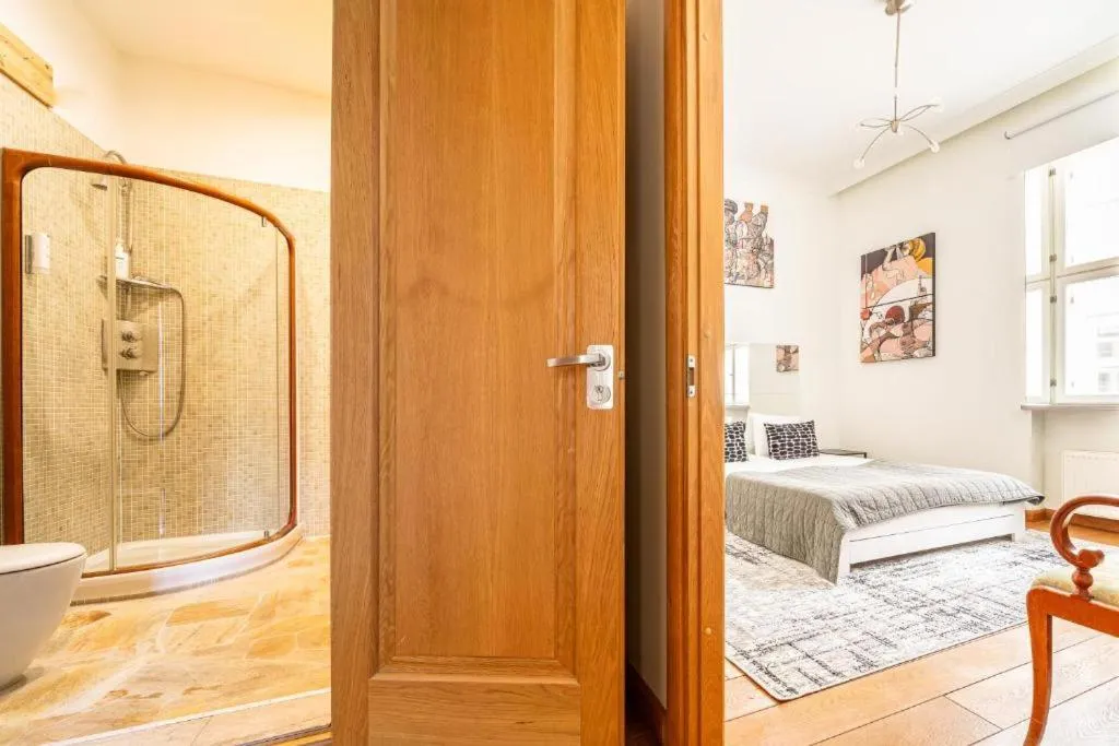 Image 2 of Luxury Square view apartment #18