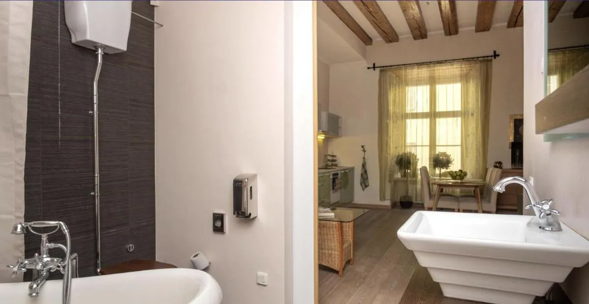 Image 2 of Spacious Studio Apartment in the heart of Old Town