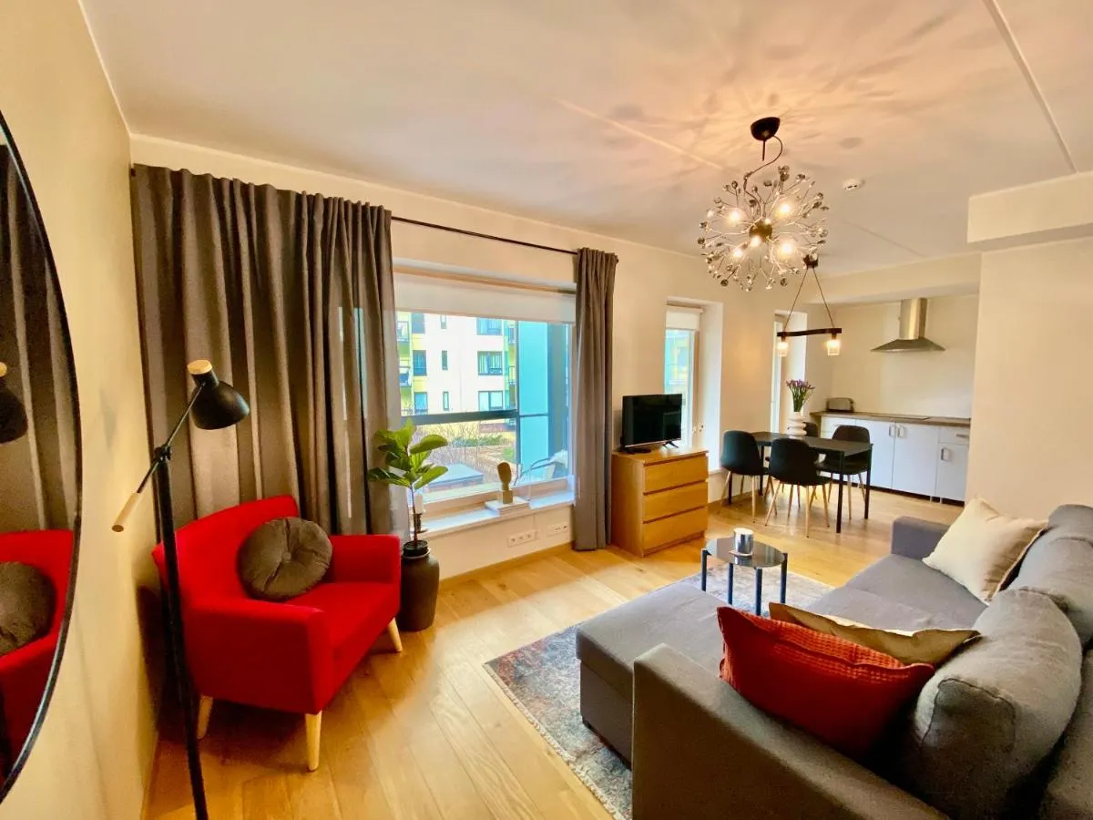 Image 4 of Charming City Centre Apartment – Spacious Balcony and Private Garden
