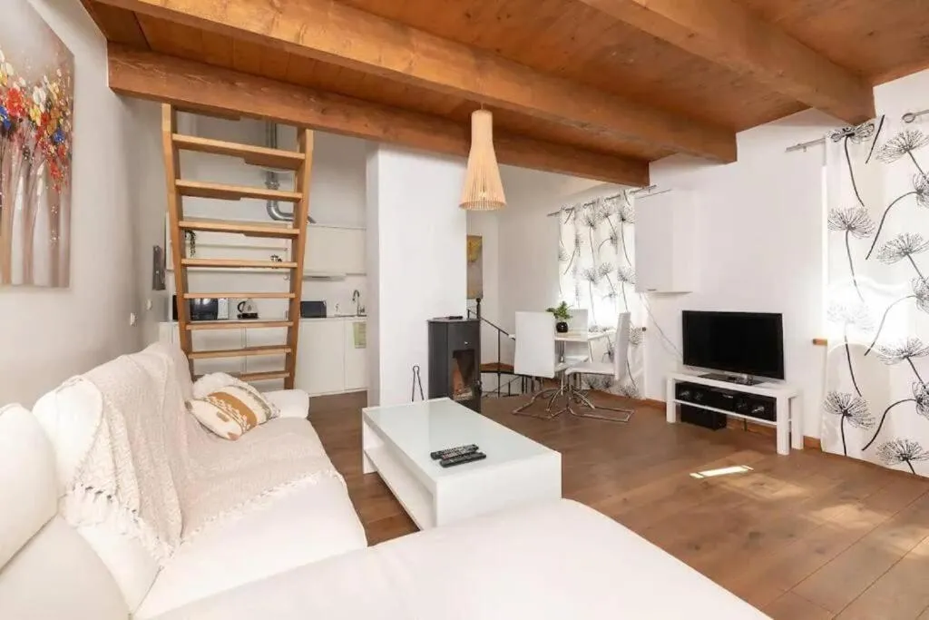 Image 2 of Cozy 3 story house in Old Town