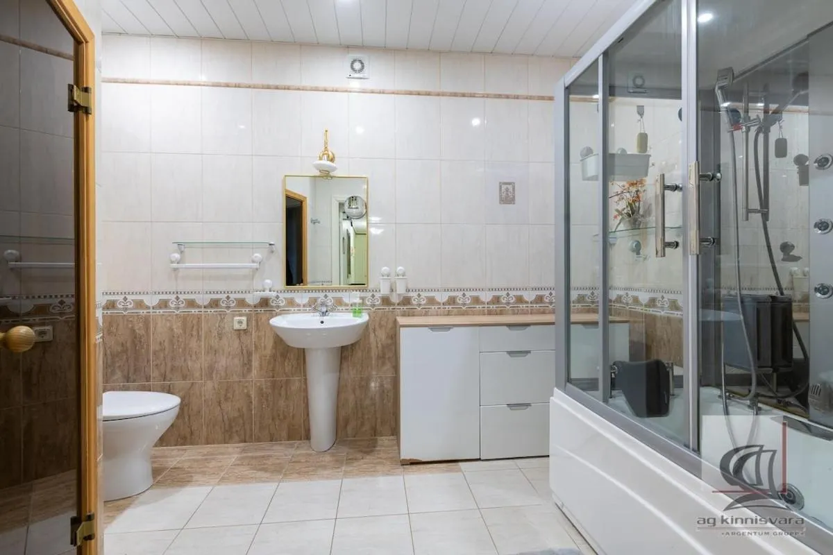 Image 2 of Elegant 5 bedr apartment with sauna in the centre, near Viru and Old Town, with private parking