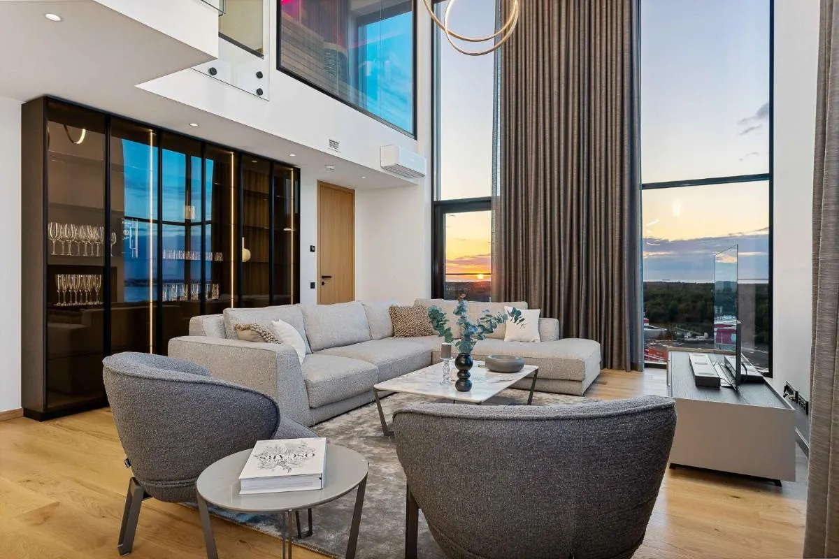 Image 4 of Elegant Seaview Penthouse 3BR Ensuite Luxury Retreat with Sauna and Free Parking