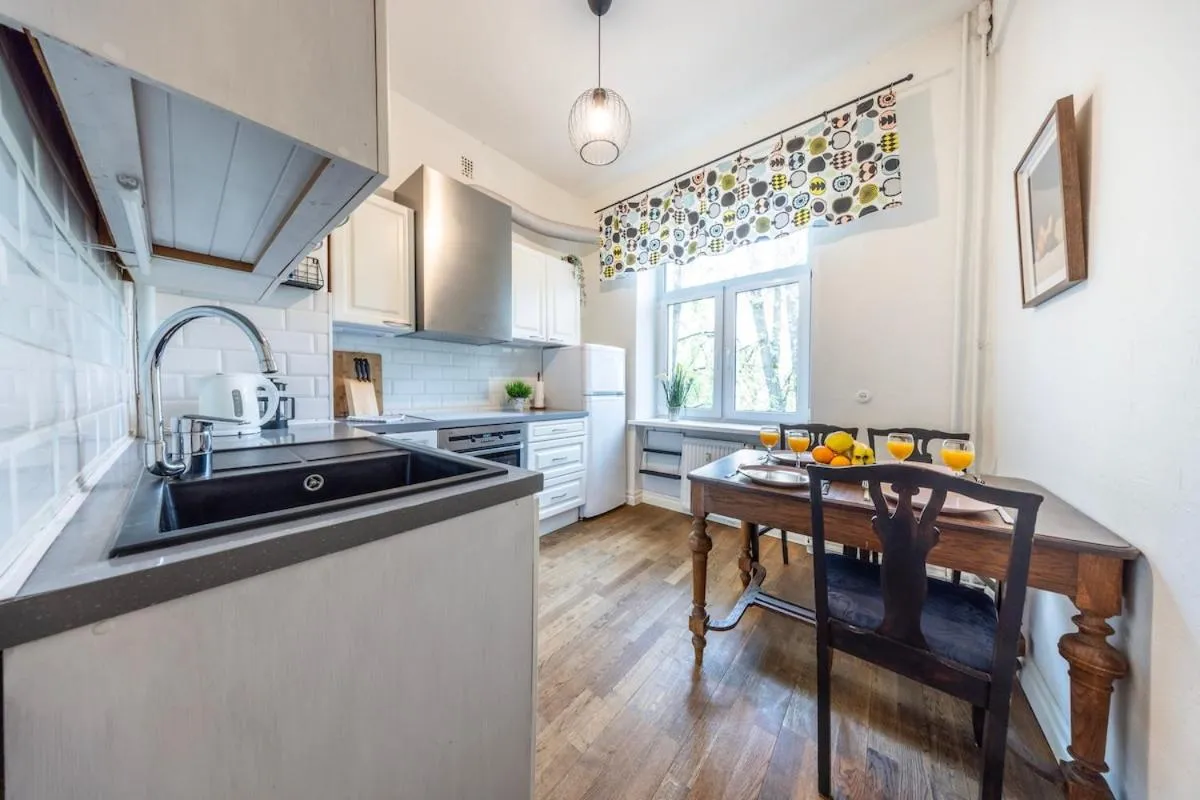 Image 3 of High ceilings 75m2 Sleeps 9 Free parking