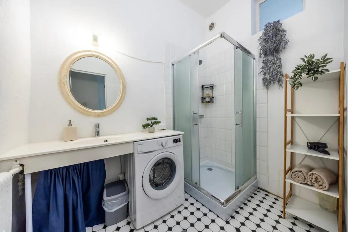Image 2 of High ceilings 75m2 Sleeps 9 Free parking