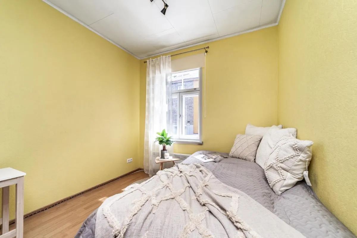 Image 5 of Peaceful studio with desk & free parking near city center