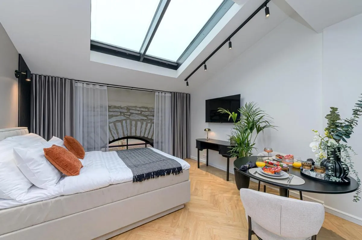 Image 4 of Stylish Volta Quarter Studios with AC